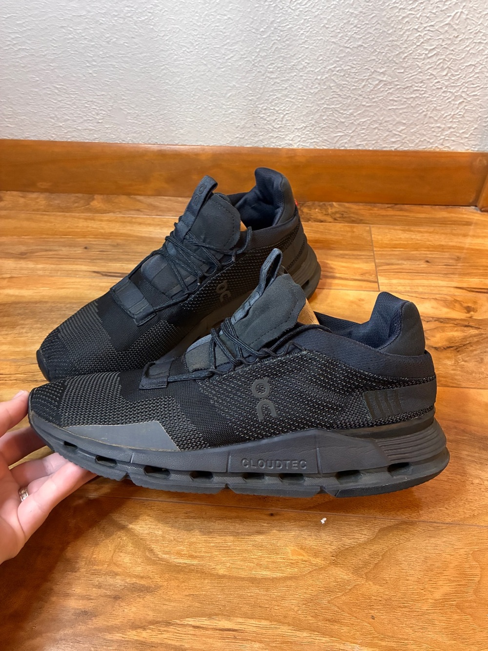 On Cloud Women’s Cloudnova Athletic Running Sneaker Shoes, all black- size 10